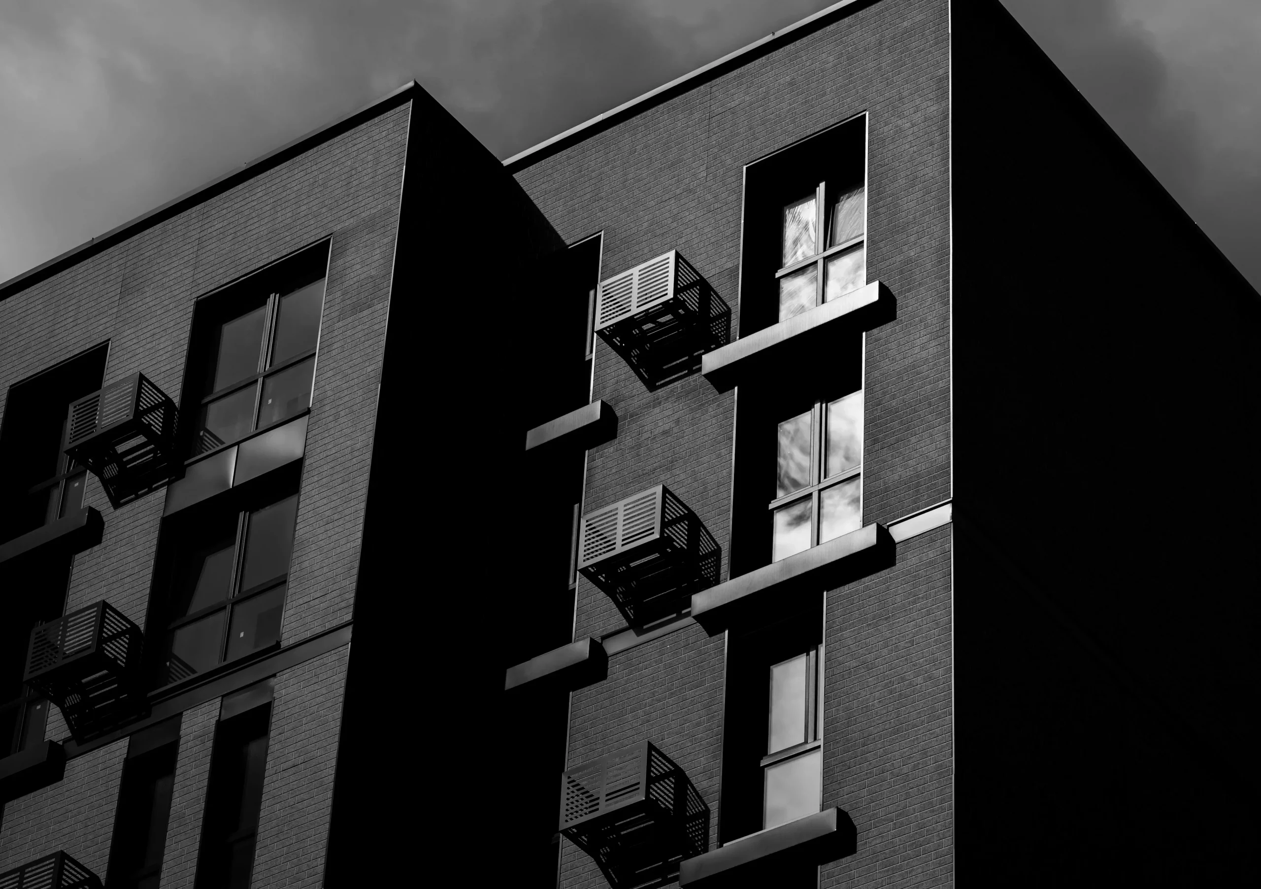 Moderne Ziegelfassade mit Fensterfront